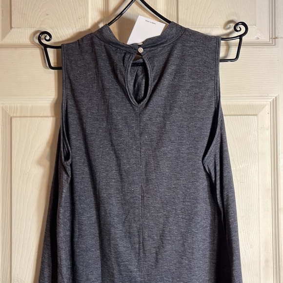 LOVEU. DEAR top no sleeves , one button in back - Picture 4 of 5